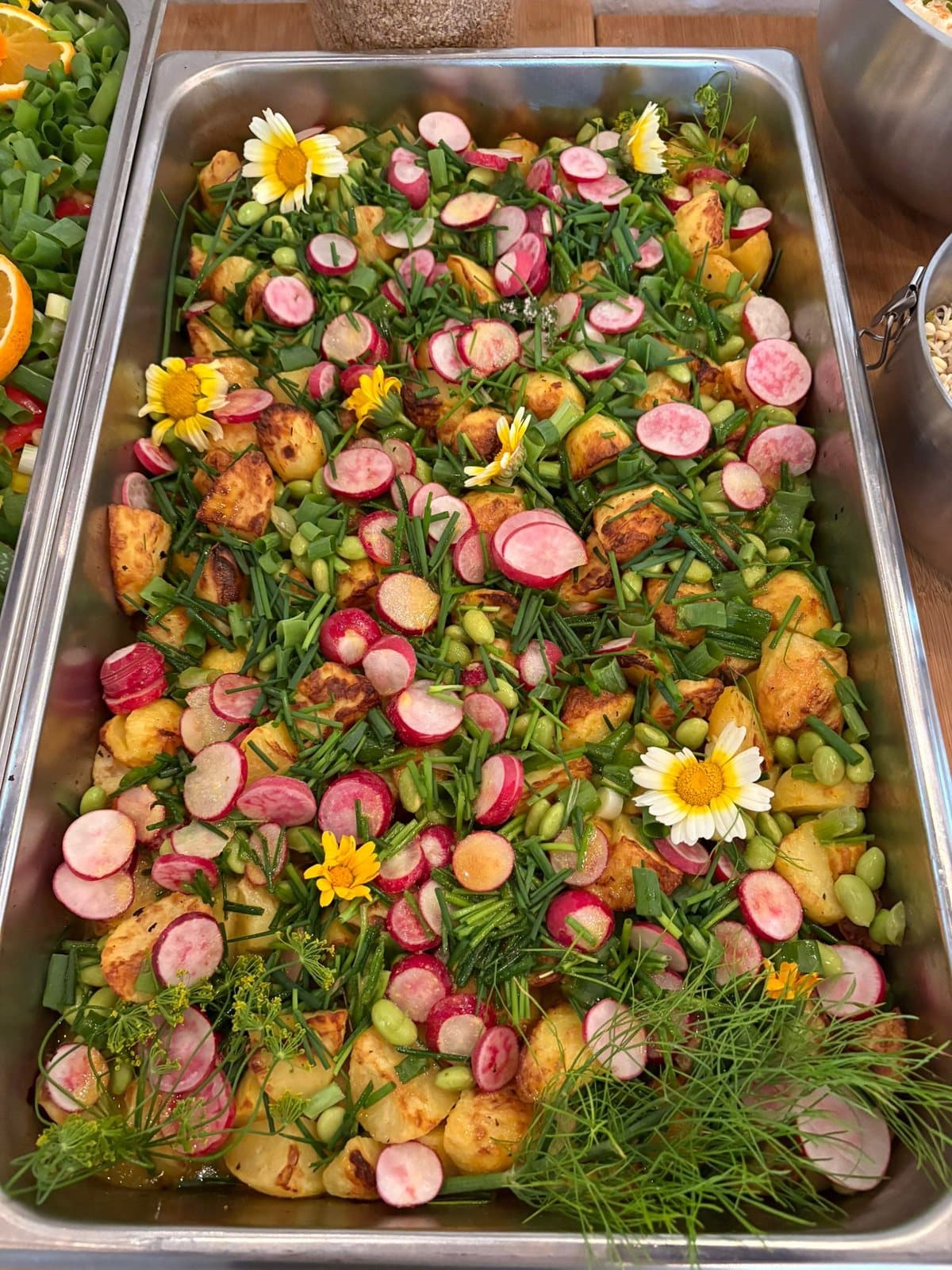 Platte mit Kartoffeln, Radieschen und Blüten aus der Bio*Konzeptküche